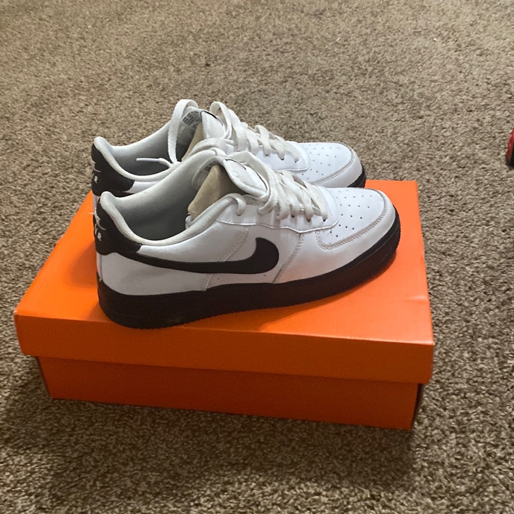 Black n white Airforces size 7